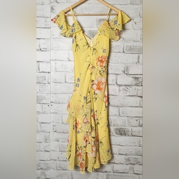 Le Chateau Beautiful Yellow with Floral Print. - Picture 3 of 8